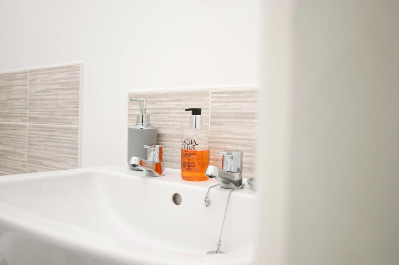 Beachview By Mia Living Close To Beach, Free Parking, Modern 2 Bedroom Apartment Баррі Екстер'єр фото